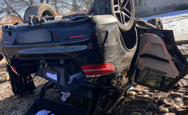 Accident în Argeș! S-a RĂSTURNAT cu mașina în curtea unei gospodării