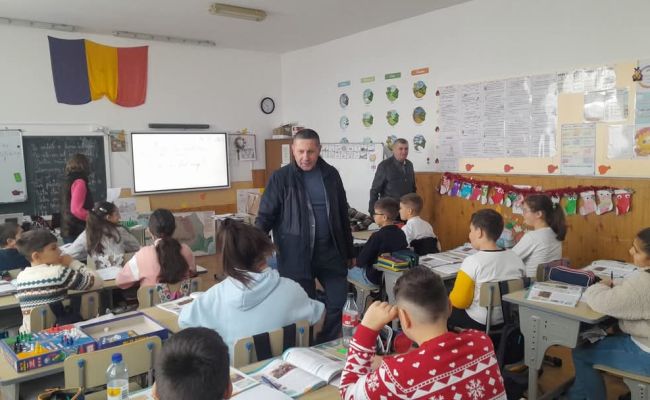 Primarul comunei Bradu, mesagerul lui Moș Crăciun pentru copiii din localitate