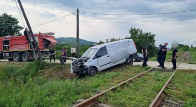 Autoutilitară lovită de tren în Argeș