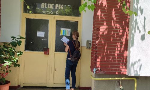 Colectarea separată a deșeurilor – primul pas spre procesul de reciclare: afișe informative, lipite la scările de bloc din cartierul Trivale!