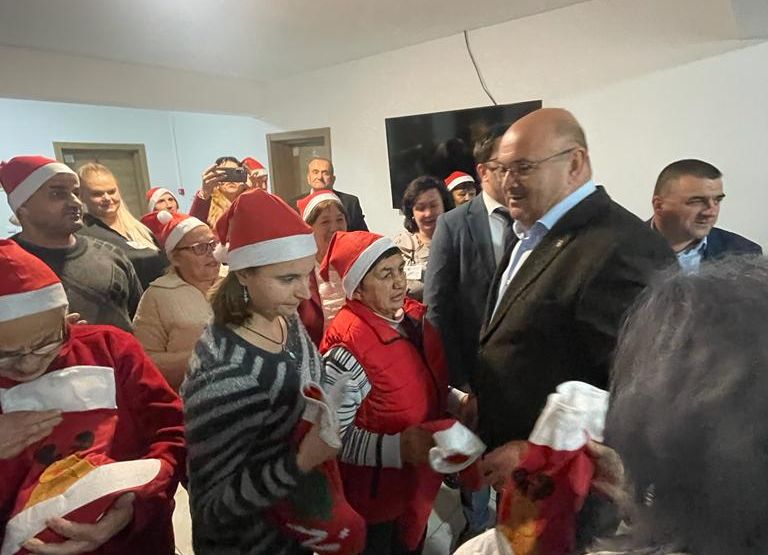 Momente emoționante! Președințele CJ Argeș, cu daruri la un centru DGASPC