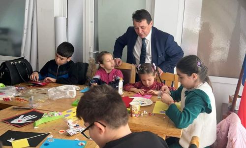 Momente superbe la Primăria Aninoasa! Elevii au realizat mărțișoare alături de primar