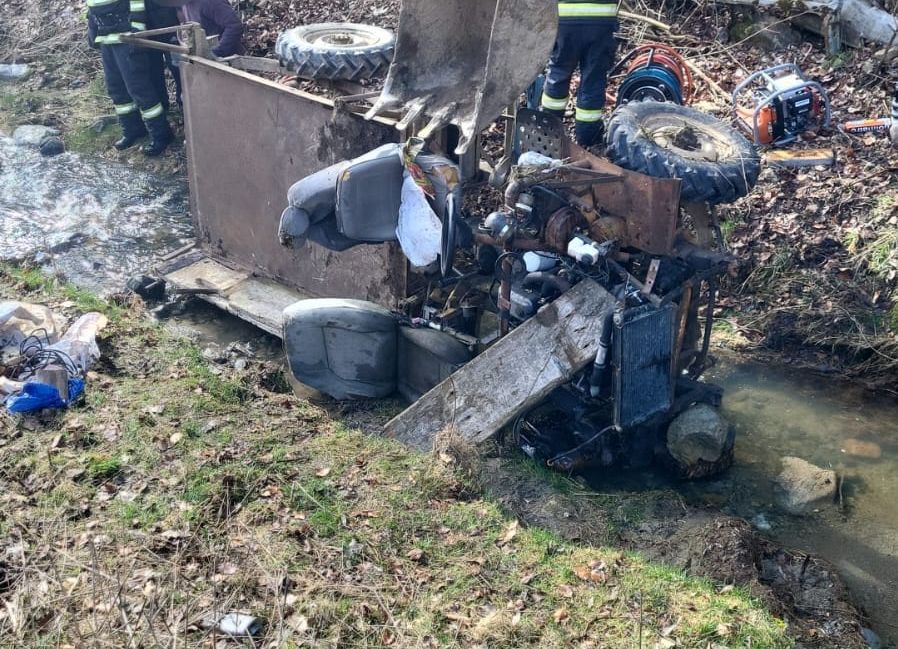 Accident în Argeș! S-a RĂSTURNAT cu mașina în pârâu!