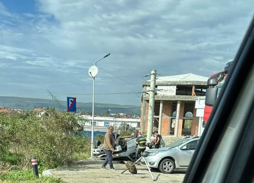 ACUM! Accident în Argeș! O mașină s-a RĂSTURNAT