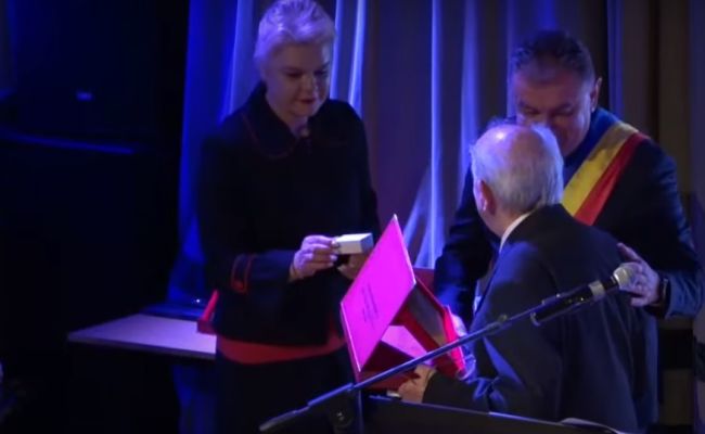 Distincţie pentru părintele Simfoniei Lalelelor! Primarul Gentea i-a înmânat titlul de Cetăţean de Onoare