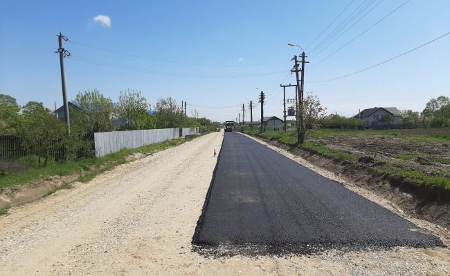 A început asfaltarea drumului județean 703B, Lunca Corbului - Costești