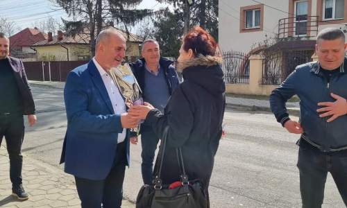 Primarul Nicolae Velcea a oferit flori doamnelor și domnișoarelor