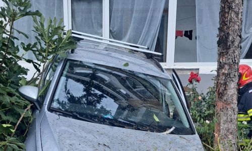 Accident INCREDIBIL în Pitești! A intrat cu mașina în balconul unui BLOC!