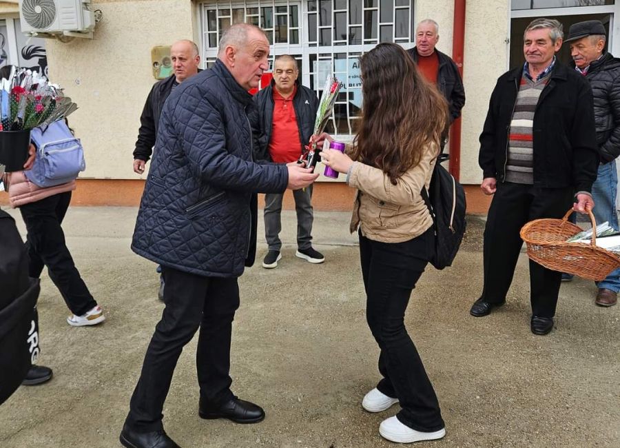 Primarul Nicolae Velcea a oferit mărțișoare doamnelor și domnișoarelor