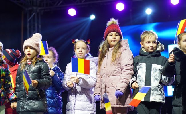 Primarul Gentea a aprins iluminatul festiv, alături de minunaţii copii ai Piteştiului