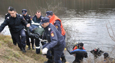 ACUM! Bărbat găsit MORT pe marginea unui râu în Argeş