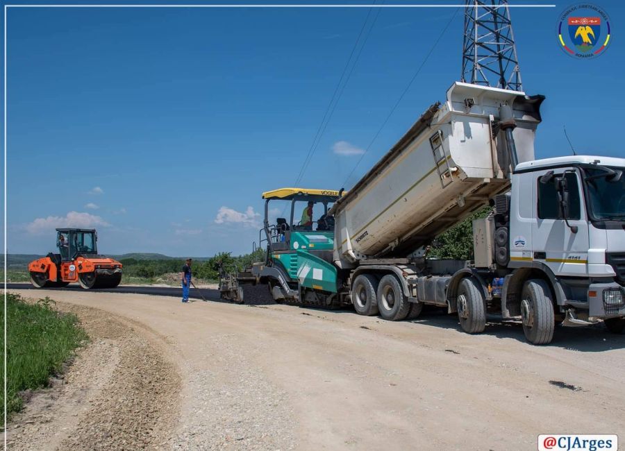 Lucrări pe mai multe drumuri din Argeş