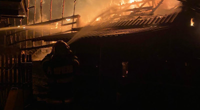 Incendiu în Argeș! O casă a luat FOC