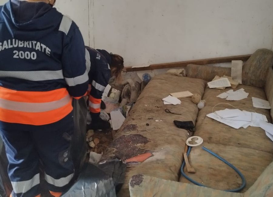 O profesoară din Pitești a ajuns să locuiască în condiții inumane