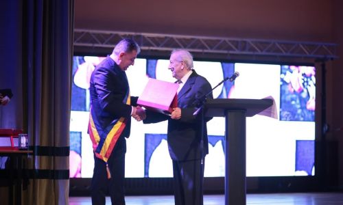 Distincţie pentru părintele Simfoniei Lalelelor! Primarul Gentea i-a înmânat titlul de Cetăţean de Onoare