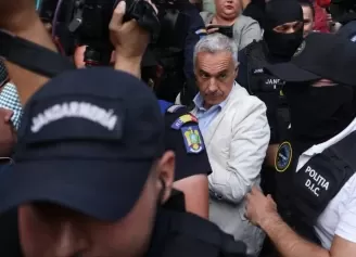Călin Georgescu a părăsit arestul central și este așteptat la Tribunal