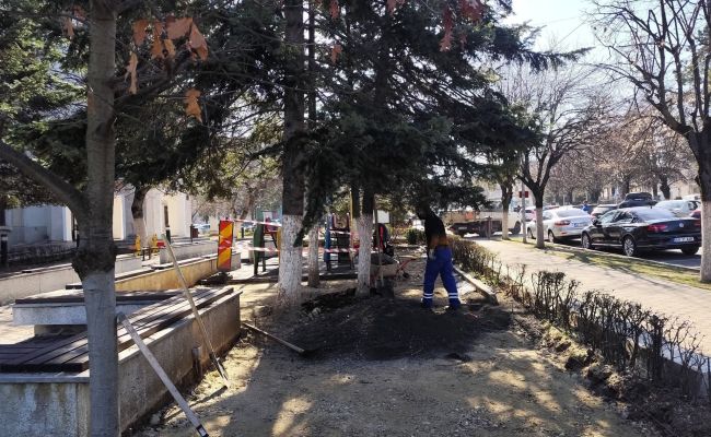Lucrări de modernizare la locurile de joacă din centrul civic!