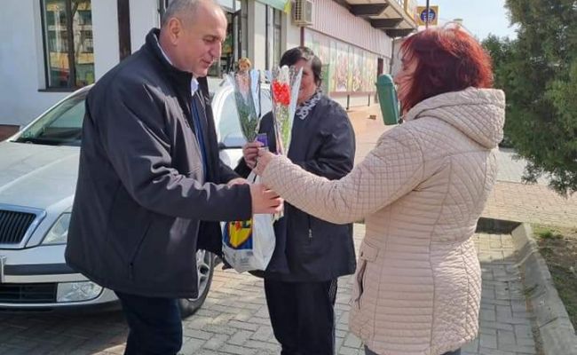 Primarul Nicolae Velcea a oferit flori doamnelor și domnișoarelor