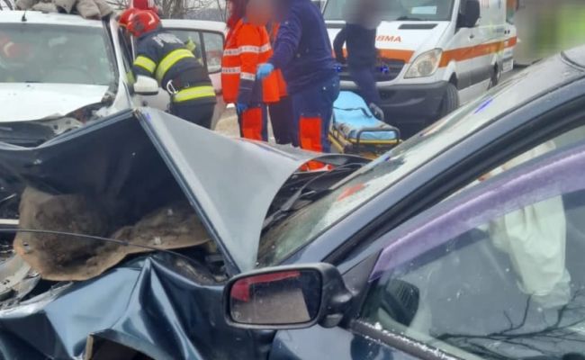 ACUM! Accident cu DOUĂ MAȘINI în Argeș!