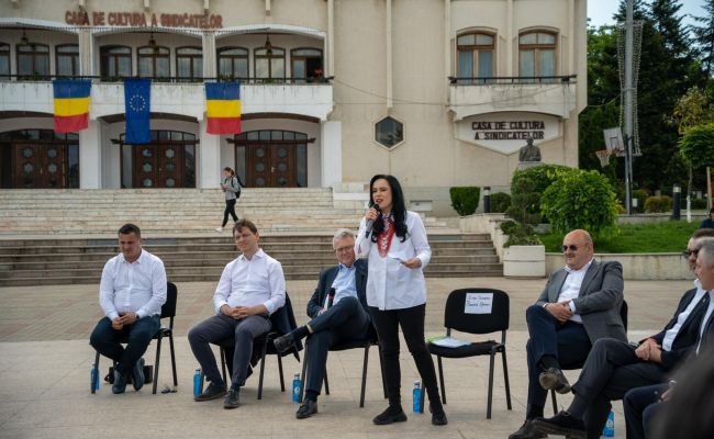 Unul dintre cei mai importanți lideri europeni, în Argeș alături de ministrul Muncii, Simona Bucura-Oprescu, și de președintele Consiliului Județean, Ion Mînzînă!