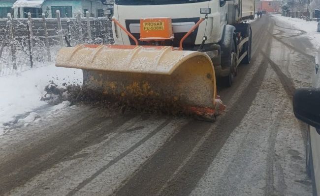 La Ștefănești se lucrează la deszăpezirea drumurilor!