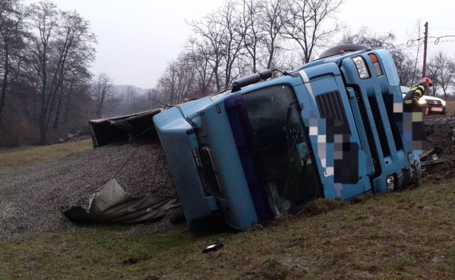 ACUM! Accident GRAV în Argeș! Un TIR s-a RĂSTURNAT
