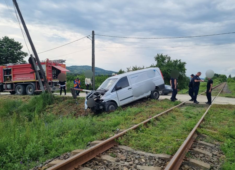 Autoutilitară lovită de tren în Argeș
