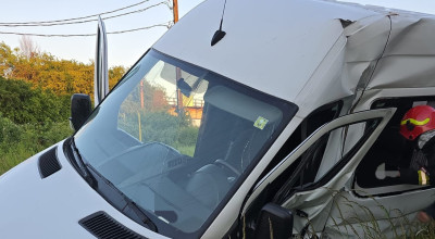 Accident GRAV în Argeș! Un microbuz a fost lovit de un TREN
