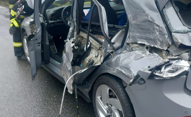 Accident în Argeş! Impact între trei maşini şi un TIR