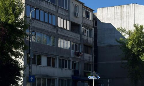 Accident în Pitești! S-a RĂSTURNAT cu mașina!