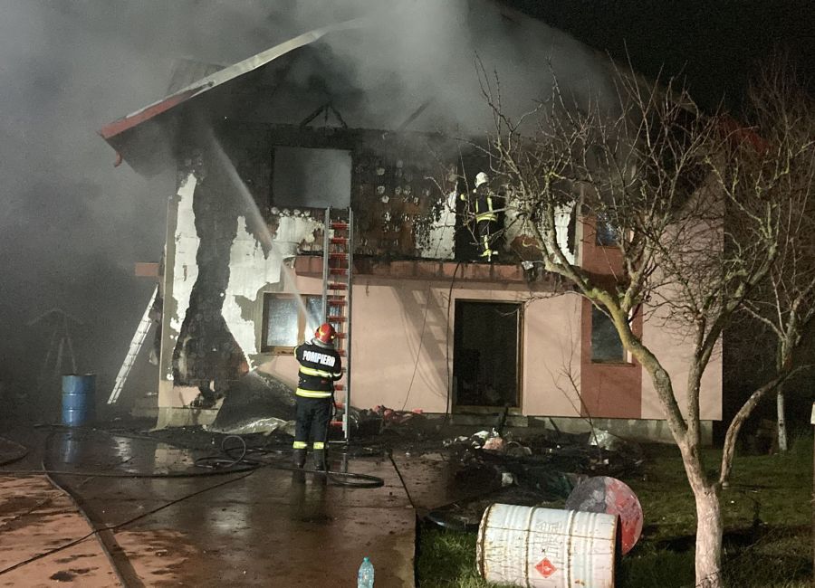 ACUM! Incendiu în Argeș! O femeie a MURIT