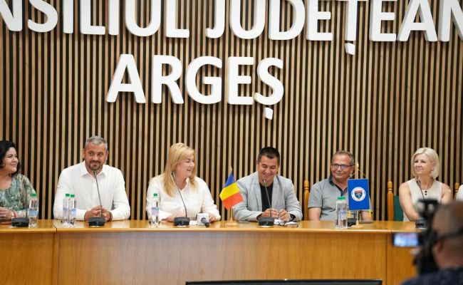 Delegațiile prezente la Festivalul Internațional "Carpați", momente emoționante la Consiliul Județean Argeș