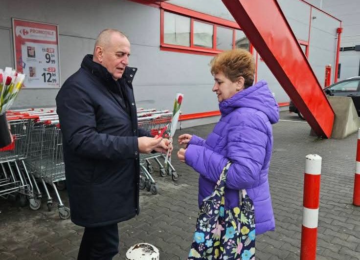 Primarul Nicolae Velcea a oferit mărțișoare doamnelor și domnișoarelor