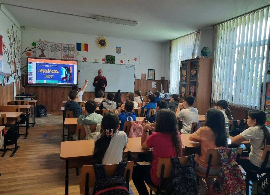 Campanie de prevenire a dependenței digitale în școlile din Mioveni