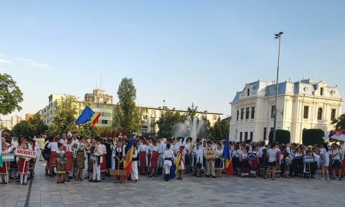 Parada portului popular a deschis Festivalul "Brâulețul"