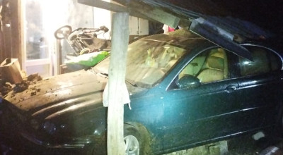Accident în Argeș! A intrat cu mașina într-o gospodărie