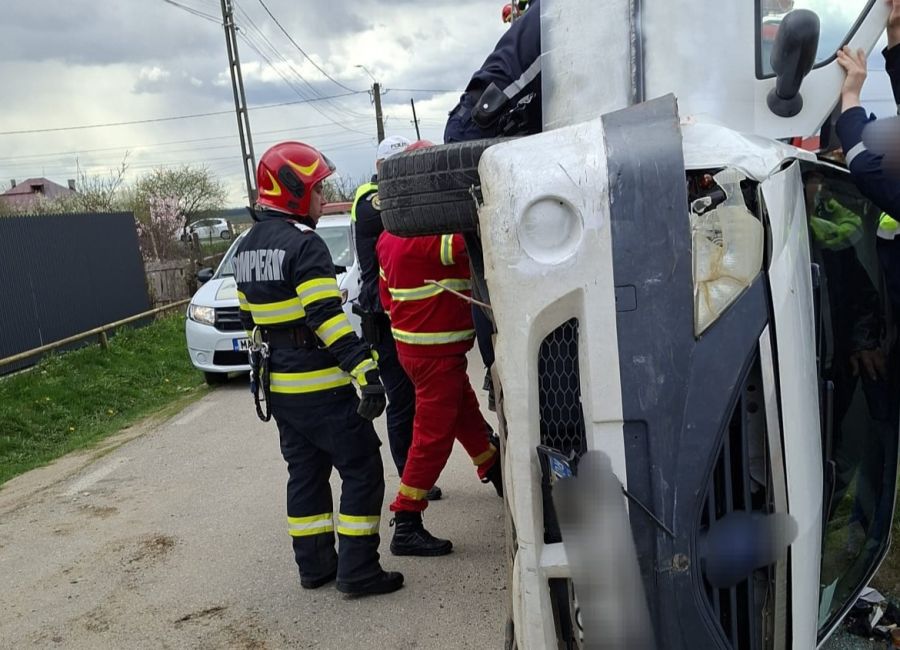 ACUM! Accident în Argeș! S-a RĂSTURNAT cu mașina!