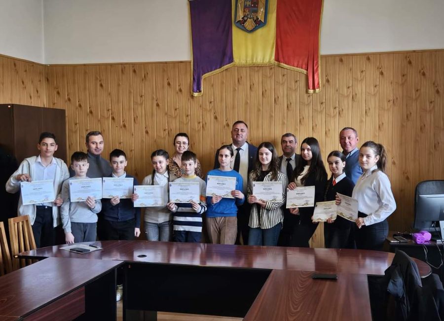 Elevi premiați de primarul comunei Bălilești