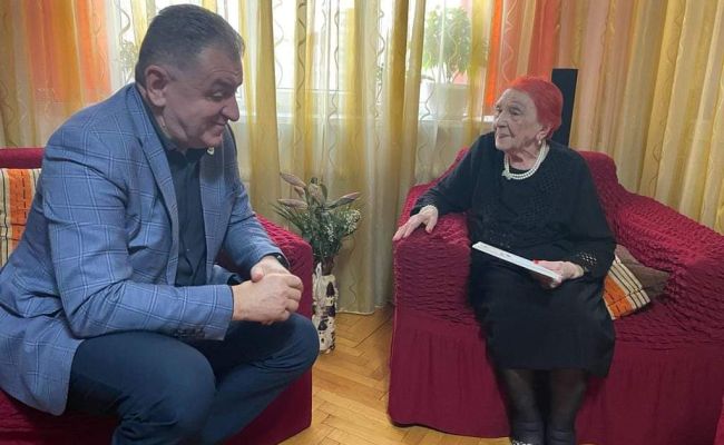 Primarul Gentea, surpriză pentru o piteșteancă ajunsă la 100 de ani