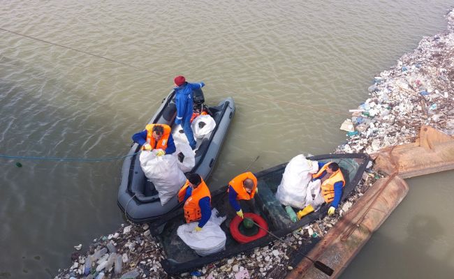 Mii de PET-uri au fost adunate din lacul Pitești
