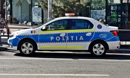 Accident neobișnuit în Pitești! Un șofer de 81 de ani a intrat în mașina Poliției!
