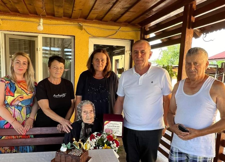 Momente speciale la Ștefănești! O bătrână a împlinit 100 de ani