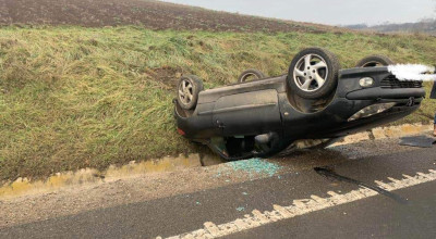 Accident în Argeș! O mașină s-a RĂSTURNAT
