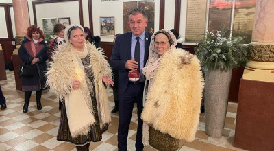 La Primăria Piteşti, vernisaj de costume tradiţionale de Muscel