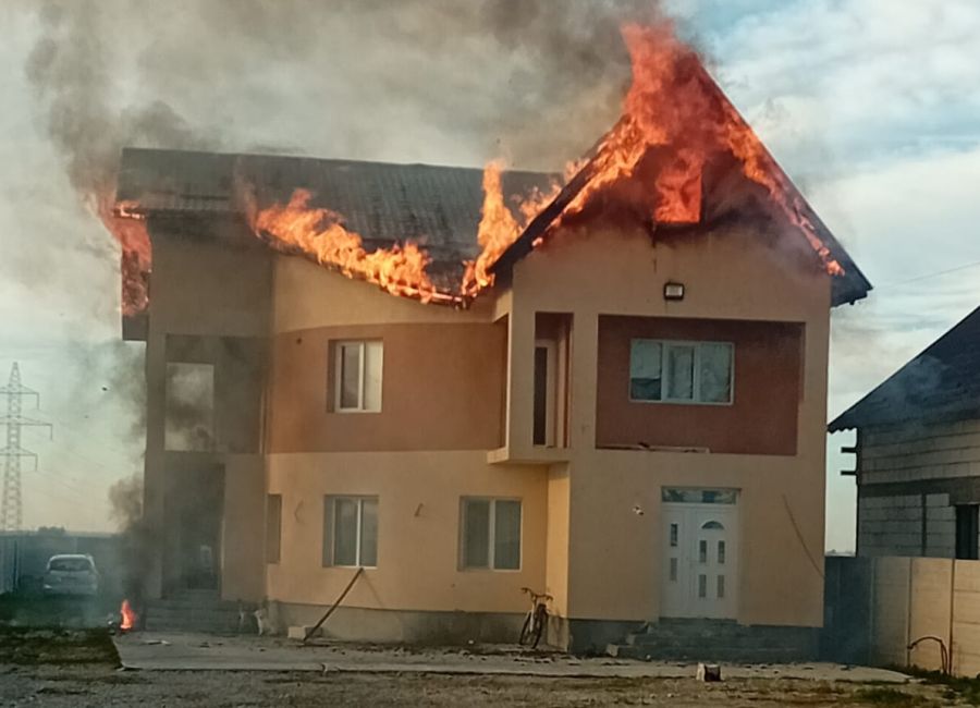 Incendiu puternic în Argeș! A luat FOC o VILĂ