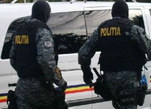 Patru persoane REȚINUTE pentru trafic de droguri