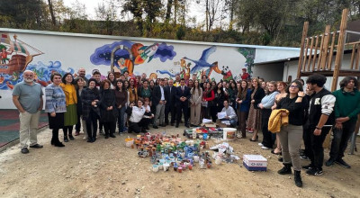 Elevii Liceului "Dinu Lipatti" au pictat locul de joacă de la Spitalul de Pediatrie
