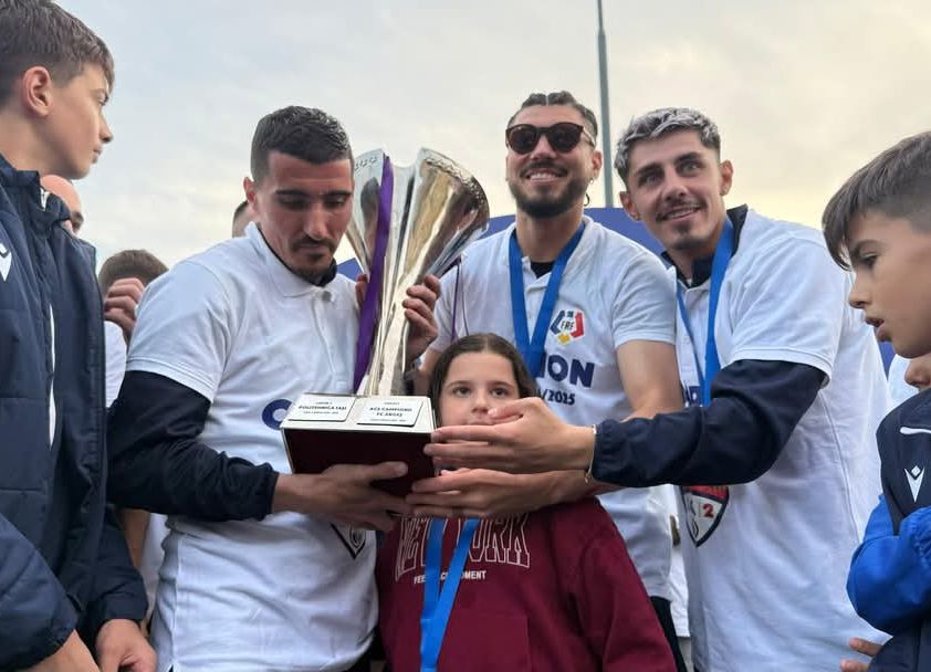 Petrecere alb-violetă în centrul Piteștiului!