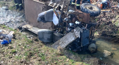 Accident în Argeș! S-a RĂSTURNAT cu mașina în pârâu!