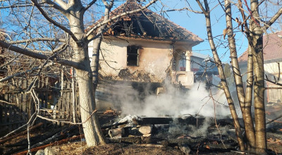 PRĂPĂD în Argeș! Trei case au luat FOC
